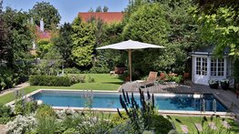 Living Pool mit Sonnenschirm und Gartenlaube