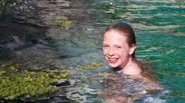 Swimming Teich mit lachendem Mädchen