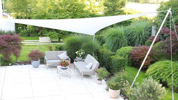 Designergarten mit Terrasse und Sonnensegel