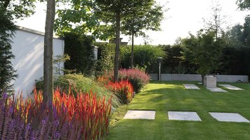 Designergarten mit grünem Rasen