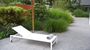 Ästhetengarten mit Liegestuhl und Sonnenschirm